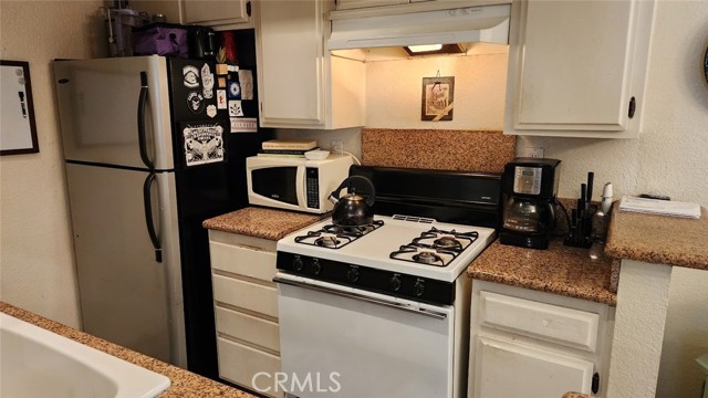 Detail Gallery Image 15 of 30 For 12310 Burbank Blvd , #12, Valley Village,  CA 91607 - 2 Beds | 1/1 Baths