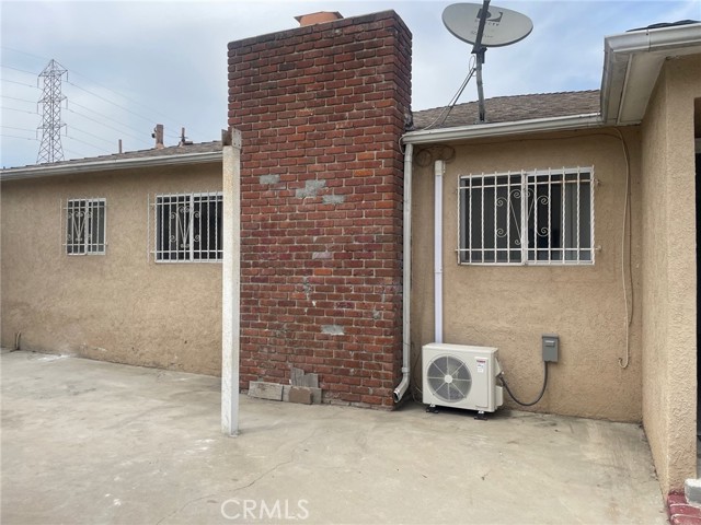 674 E 115th St, Los Angeles CA: https://media.crmls.org/medias/a5c12acf-7e66-4fb5-bb24-1a47a0f7f59f.jpg