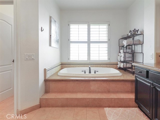 24049 Skyline, Mission Viejo CA: https://media.crmls.org/medias/a5c1e3f6-a4b1-4822-a900-a826d00e8846.jpg