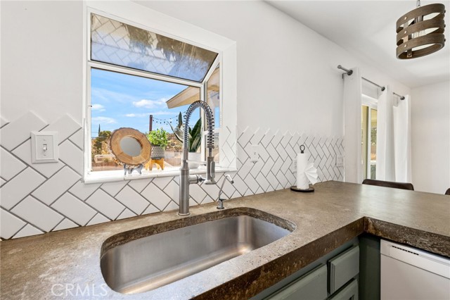 Detail Gallery Image 9 of 33 For 7929 Barberry Ave, Yucca Valley,  CA 92284 - 3 Beds | 2 Baths