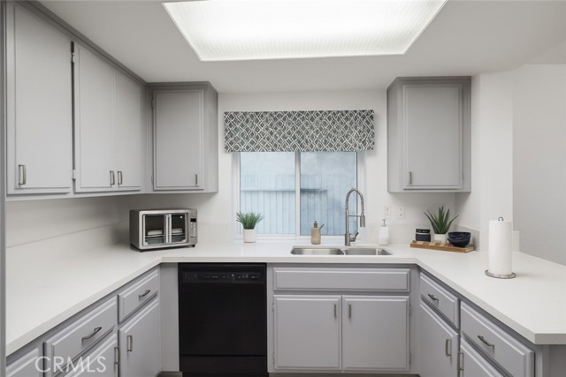 Detail Gallery Image 7 of 12 For 1720 Sugar Pine Dr., Corona,  CA 92882 - 3 Beds | 2/1 Baths