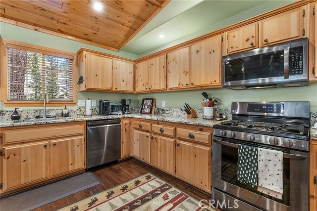 Detail Gallery Image 17 of 52 For 261 Crater Lake, Big Bear Lake,  CA 92315 - 3 Beds | 2 Baths