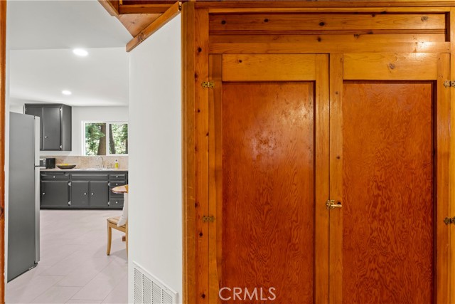 27917 Squirrel Lane, Lake Arrowhead CA: https://media.crmls.org/medias/a5c6ebd9-f07c-43ed-b86e-fa9d4e422cf9.jpg