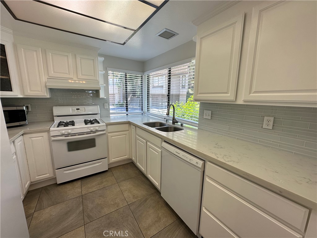 MLS #OC25180178 image #3