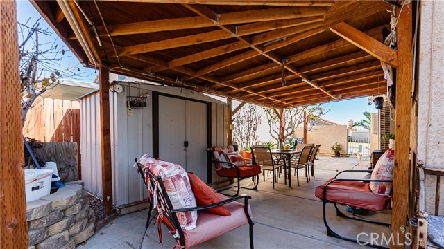 Detail Gallery Image 4 of 20 For 12450 Silverwood Ln, Victorville,  CA 92395 - 4 Beds | 2/1 Baths