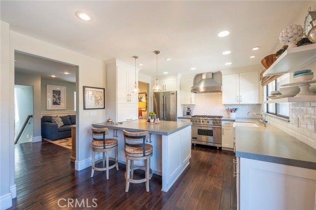 4 Santa Cruz Court, Manhattan Beach CA: https://media.crmls.org/medias/a5c97fdb-fef3-411a-bb4c-ca8f4ba60d44.jpg