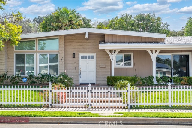 Detail Gallery Image 2 of 35 For 23000 Brenford Street, Woodland Hills,  CA 91364 - 4 Beds | 4 Baths