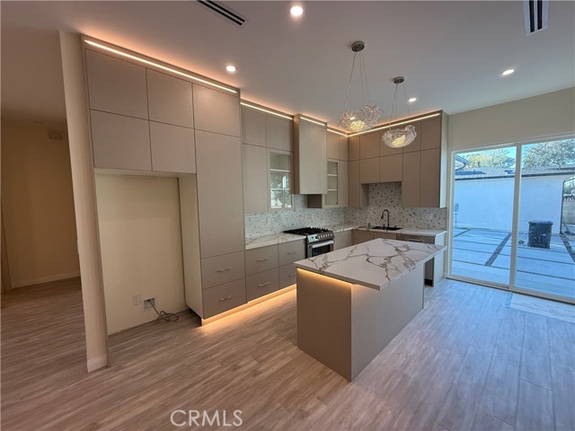 Detail Gallery Image 2 of 9 For 8149 Saint Clair Ave, North Hollywood,  CA 91605 - 6 Beds | 5 Baths