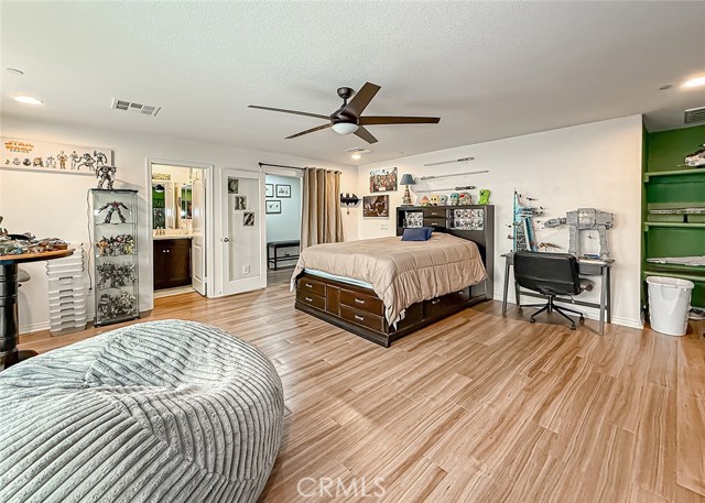 26707 Lexington Lane, Saugus CA: https://media.crmls.org/medias/a5d0bd62-fa88-4290-a358-4defe8dac6d3.jpg