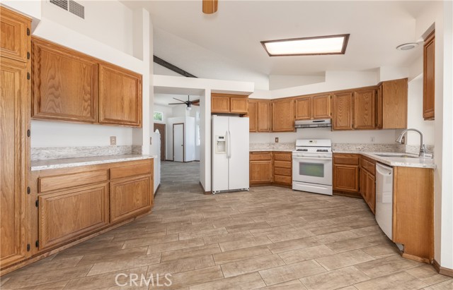 655 Shasta Way, Beaumont CA: https://media.crmls.org/medias/a5d51b34-6b14-4b50-b2a2-3cc32b107170.jpg