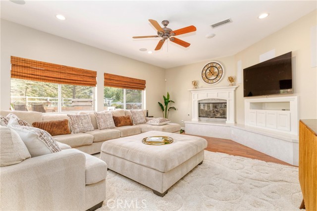 Detail Gallery Image 25 of 69 For 15257 Saddleback, Canyon Country,  CA 91387 - 6 Beds | 4/1 Baths