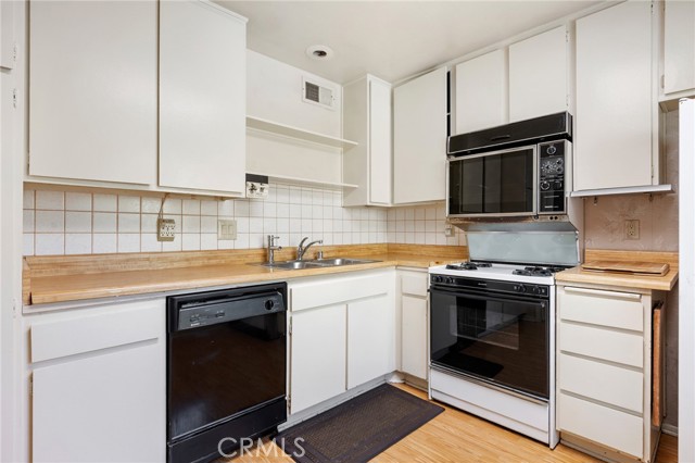 Detail Gallery Image 4 of 38 For 9555 via Venezia, Burbank,  CA 91504 - 3 Beds | 3 Baths