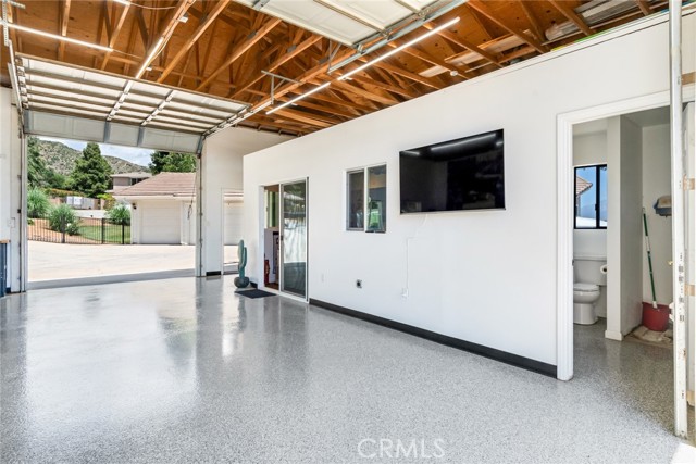 13288 Oak Crest Drive, Yucaipa CA: https://media.crmls.org/medias/a5dafbab-c5ea-41a3-b650-6e157ea0cc13.jpg