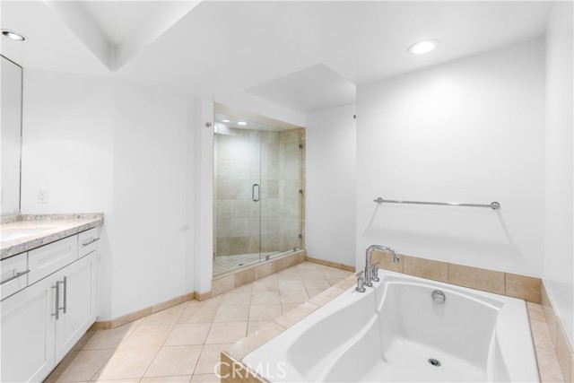 Detail Gallery Image 15 of 27 For 13650 Marina Pointe Dr #506,  Marina Del Rey,  CA 90292 - 2 Beds | 2 Baths