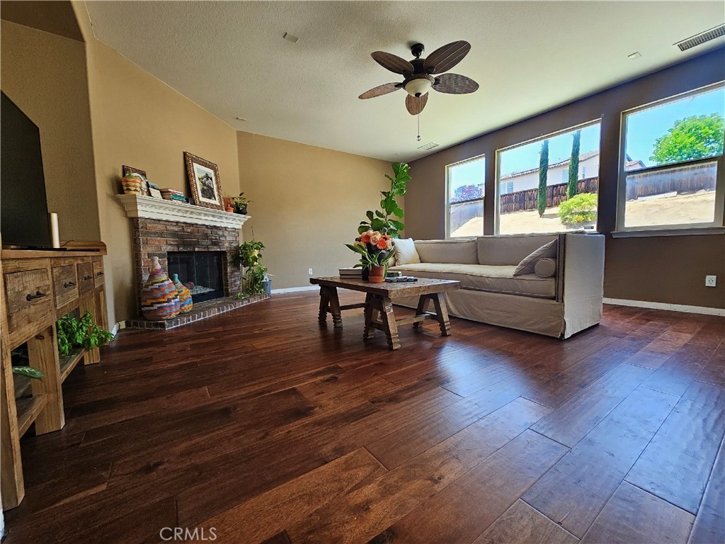 https://media.crmls.org/medias/a5dda51a-0175-4a80-8c81-f18c0a6094cd.jpg?preset=X-Large