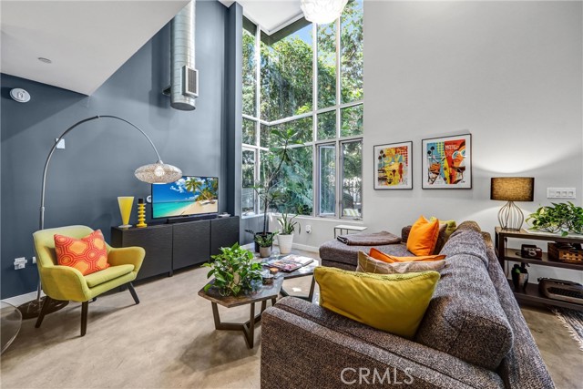 Detail Gallery Image 5 of 31 For 1120 N El Centro #5,  Los Angeles,  CA 90038 - 2 Beds | 2/1 Baths