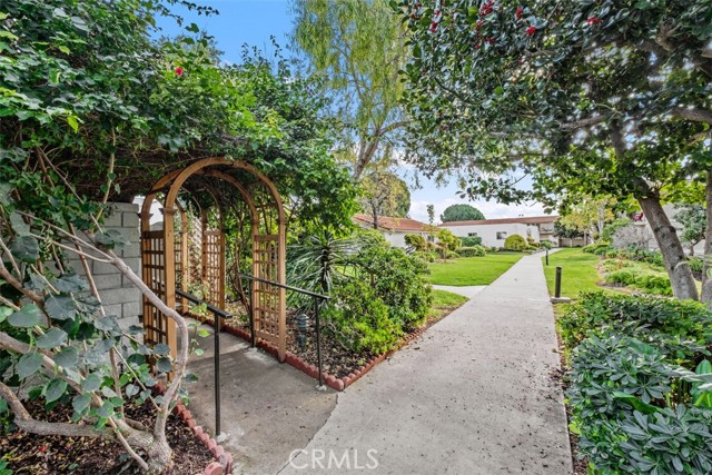 Detail Gallery Image 2 of 32 For 2198 via Mariposa #D,  Laguna Woods,  CA 92637 - 2 Beds | 2 Baths