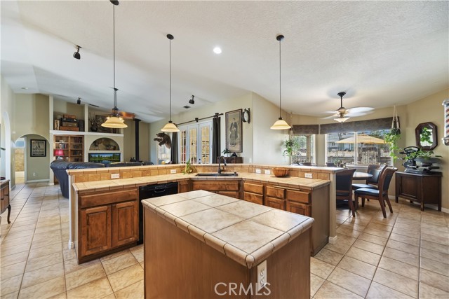 8328 Chateau Road, Phelan CA: https://media.crmls.org/medias/a5e7a959-961b-484f-a65e-bc20bbebb5fb.jpg