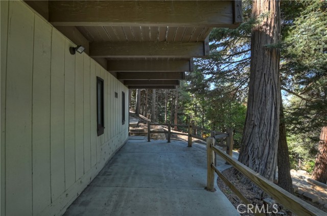 28545 Wabash Drive, Lake Arrowhead CA: https://media.crmls.org/medias/a5e84e68-7168-4585-939e-44f40bbbb248.jpg