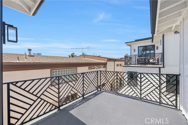 926 17th St, Hermosa Beach CA: https://media.crmls.org/medias/a5e89ead-bbec-4c6d-b327-a0d99f04fb57.jpg