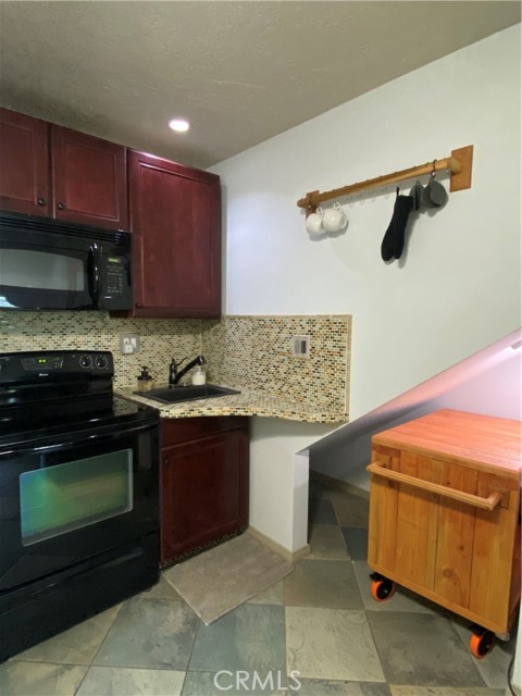 631 1/2 Benson Way, Thousand Oaks CA: https://media.crmls.org/medias/a5ebbb61-27df-4efb-b47e-8e97c13fe44d.jpg