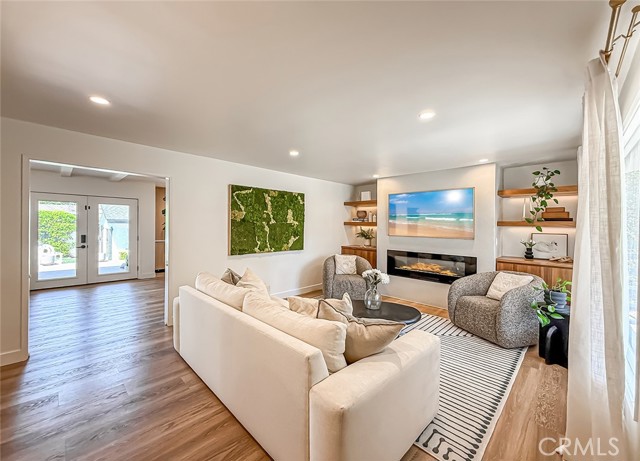 Detail Gallery Image 4 of 54 For 22245 Welby Way, Woodland Hills,  CA 91303 - 4 Beds | 3 Baths