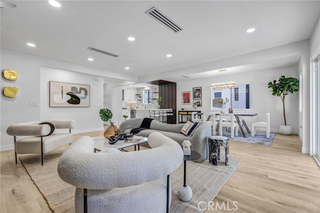 Detail Gallery Image 13 of 43 For 13021 Killion St, Sherman Oaks,  CA 91401 - 3 Beds | 2/1 Baths