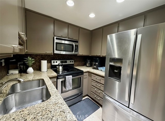 Detail Gallery Image 3 of 11 For 7 Silktassel, Rancho Santa Margarita,  CA 92688 - 2 Beds | 1 Baths