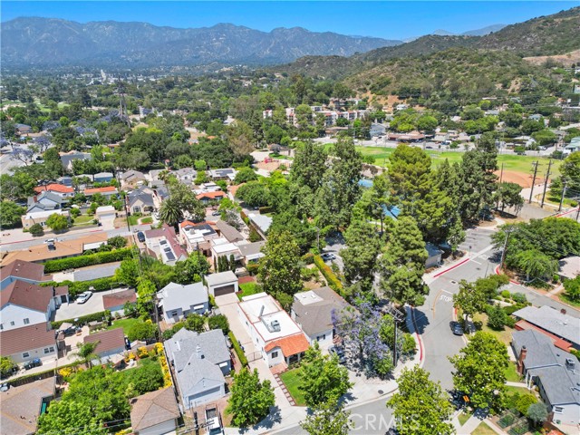 1715 Glorietta Avenue, Glendale CA: https://media.crmls.org/medias/a5f0aa30-8e90-4b9f-bac3-ac4f363ca40c.jpg