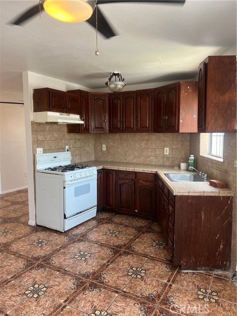 231 E 88th Place, Los Angeles CA: https://media.crmls.org/medias/a5f18c2e-b1db-479b-a4c8-bc4998d65795.jpg