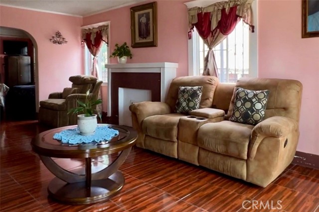 4154 S Harvard Blvd, Los Angeles CA: https://media.crmls.org/medias/a5f24b37-df5d-42da-84d5-c34d7ba0f7b7.jpg