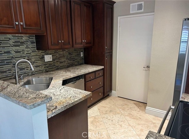 Detail Gallery Image 4 of 8 For 214 Villa Point Dr, Newport Beach,  CA 92660 - 1 Beds | 1 Baths