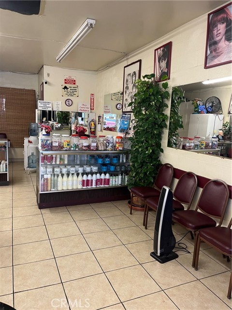 GLASS DISPLAY AND COUNTER