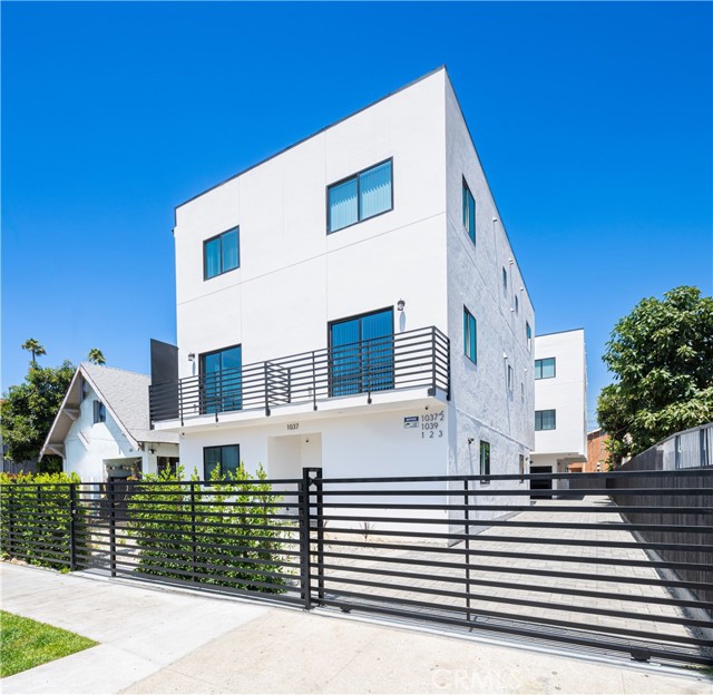 1039 W 43rd Street, Los Angeles CA: https://media.crmls.org/medias/a6021210-80f9-4bf3-9a32-777811e6fbfb.jpg