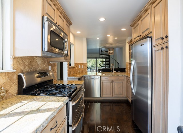 Detail Gallery Image 5 of 25 For 23930 Arroyo Park Dr #111,  Valencia,  CA 91355 - 2 Beds | 2 Baths