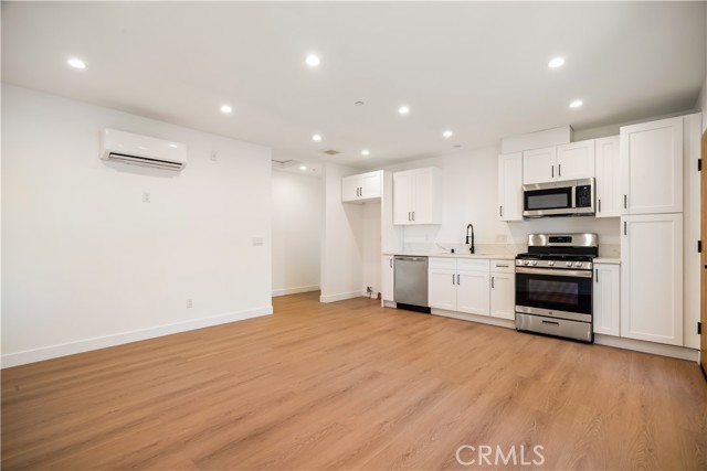 Detail Gallery Image 31 of 75 For 6935 Jellico Ave, Lake Balboa,  CA 91406 - 8 Beds | 8 Baths