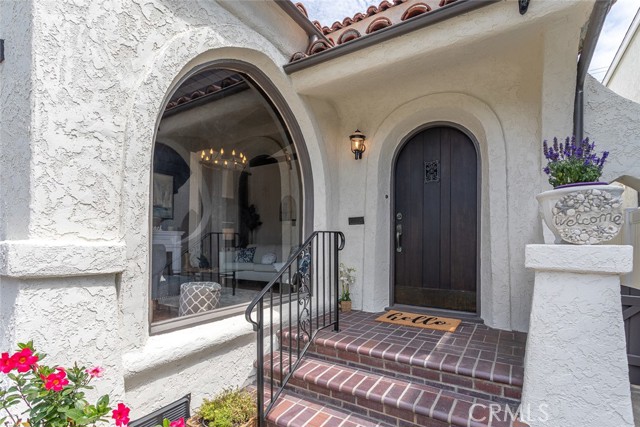 130 Claremont Avenue, Long Beach CA: https://media.crmls.org/medias/a607092b-e33a-4c57-b6f3-7c919529e37f.jpg