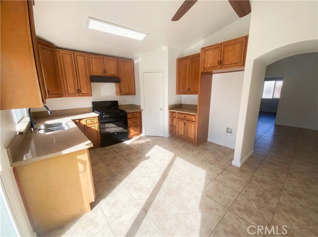 Detail Gallery Image 7 of 31 For 14433 Green River, Victorville,  CA 92394 - 3 Beds | 2 Baths