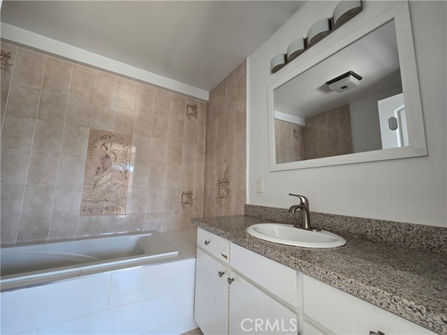 Detail Gallery Image 19 of 26 For 2440 Penmar Ave #2,  Venice,  CA 90291 - 3 Beds | 2/1 Baths