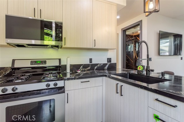 Detail Gallery Image 15 of 37 For 8252 Morse Ave, North Hollywood,  CA 91605 - 3 Beds | 3 Baths