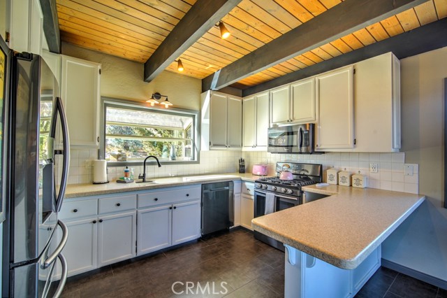 Detail Gallery Image 7 of 31 For 1412 E Big Bear Bld, Big Bear City,  CA 92314 - 3 Beds | 2 Baths