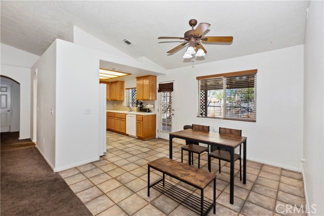 Detail Gallery Image 11 of 35 For 18904 Madrone, Hesperia,  CA 92345 - 4 Beds | 2 Baths