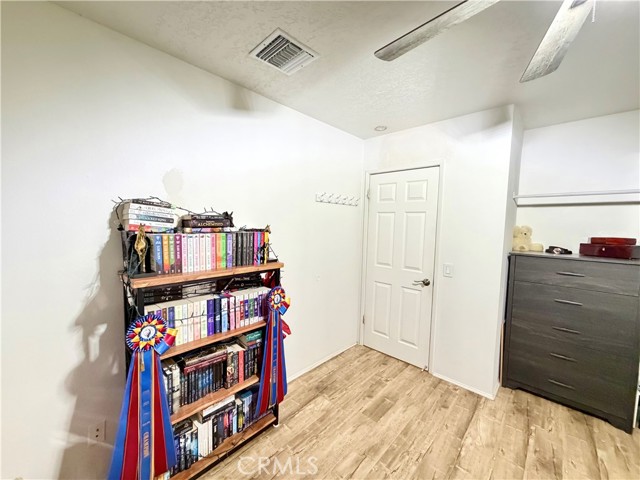 Detail Gallery Image 28 of 37 For 27939 Oakgale, Canyon Country,  CA 91351 - 3 Beds | 2 Baths