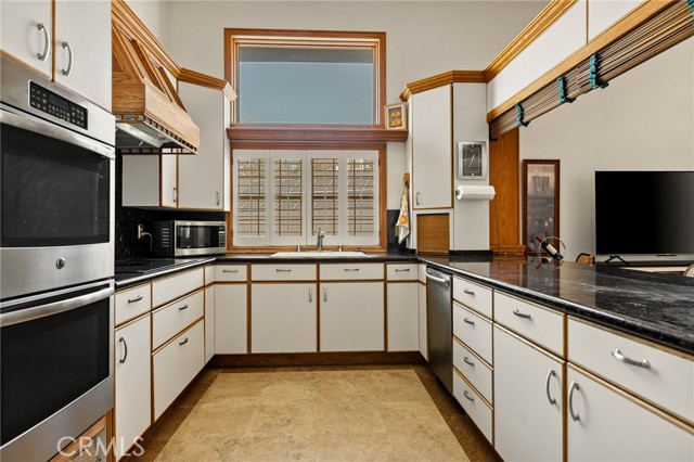 Detail Gallery Image 5 of 50 For 971 Grass Valley, Lake Arrowhead,  CA 92352 - 3 Beds | 4 Baths