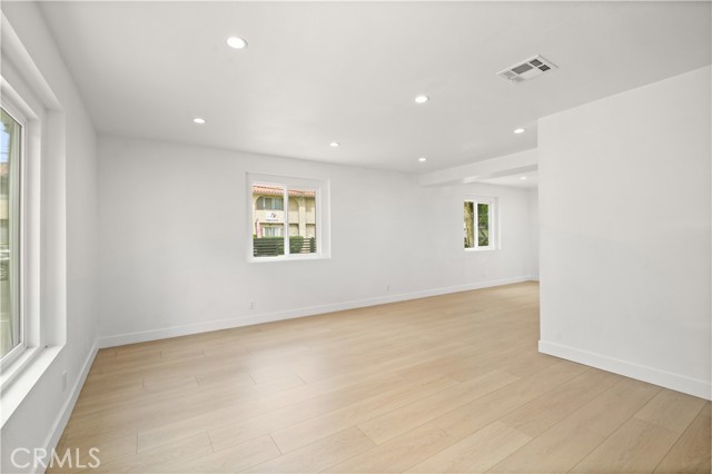 Detail Gallery Image 6 of 44 For 7010 Lennox Ave #C,  Van Nuys,  CA 91405 - 3 Beds | 2/1 Baths