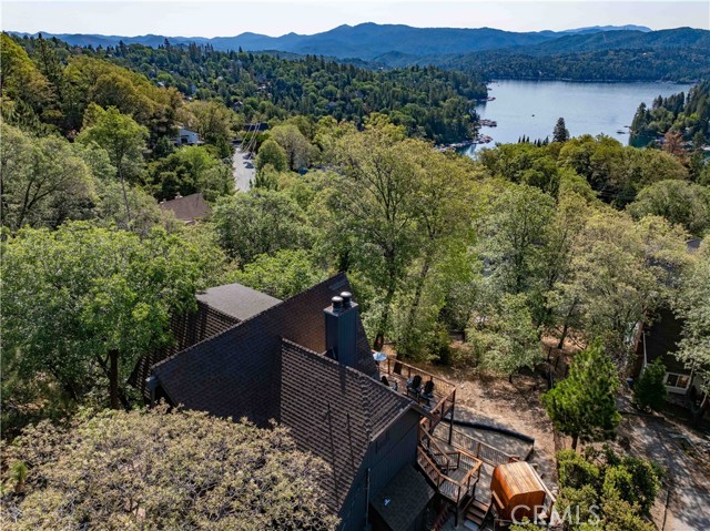 997 Nadelhorn Drive, Lake Arrowhead CA: https://media.crmls.org/medias/a61a3a84-f111-41c0-9eca-a37ba3ab7cdf.jpg