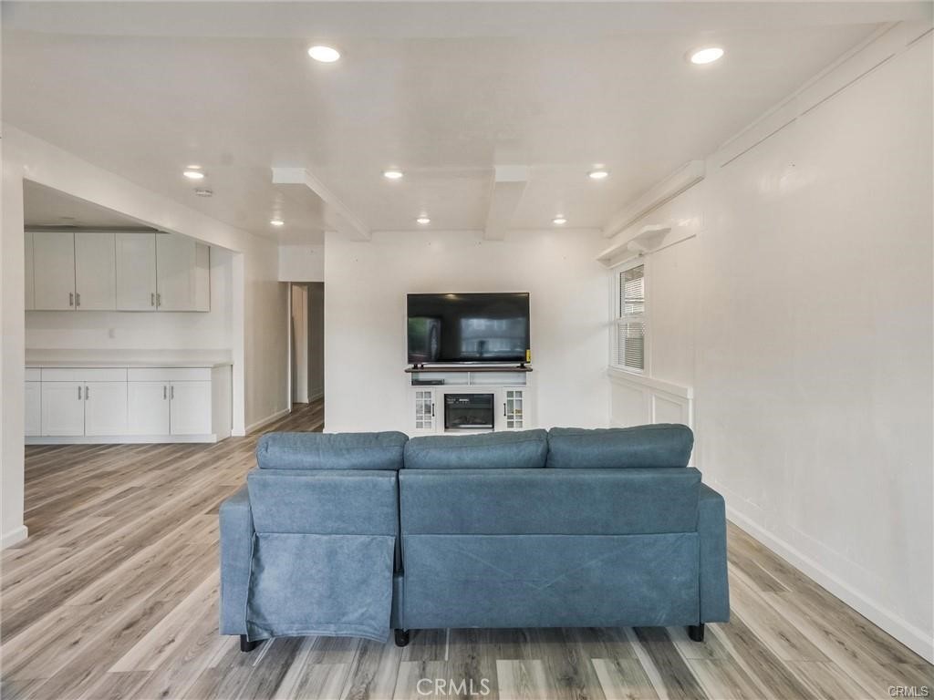 https://media.crmls.org/medias/a61aef6c-05fd-4cb0-acd8-074533123aeb.jpg?preset=X-Large