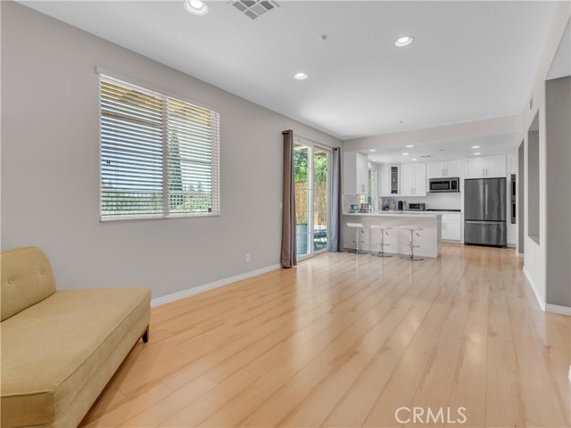 5637 Como Circle, Woodland Hills CA: https://media.crmls.org/medias/a61e7672-8e9b-4eeb-aba9-4b9c3aeba3e8.jpg