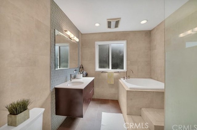 Detail Gallery Image 2 of 5 For 1174 E Ocean Bld #7,  Long Beach,  CA 90802 - 2 Beds | 1 Baths
