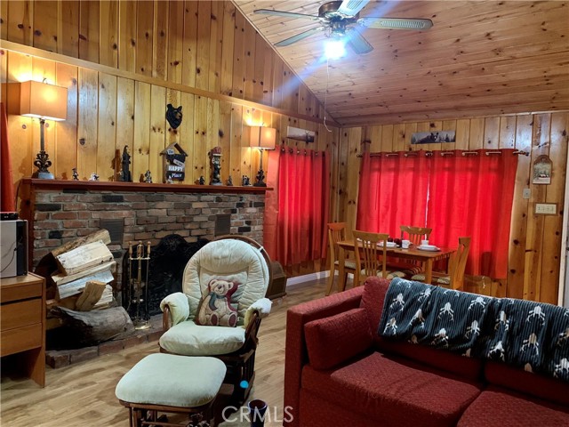 Detail Gallery Image 4 of 15 For 304 Highland, Sugarloaf,  CA 92386 - 2 Beds | 1 Baths